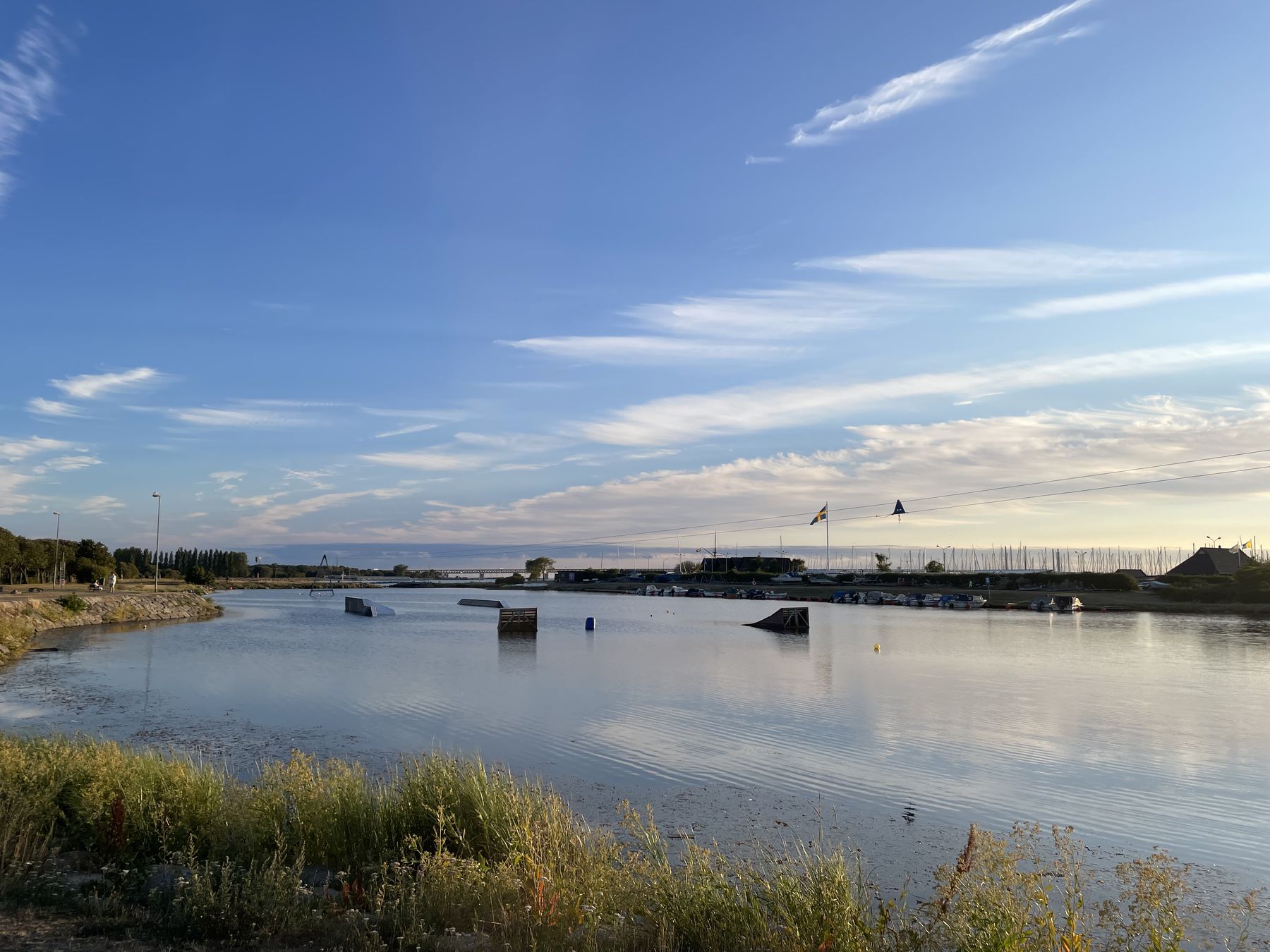 Vy över kabelbanan i Skåne Wakepark i Limhamn